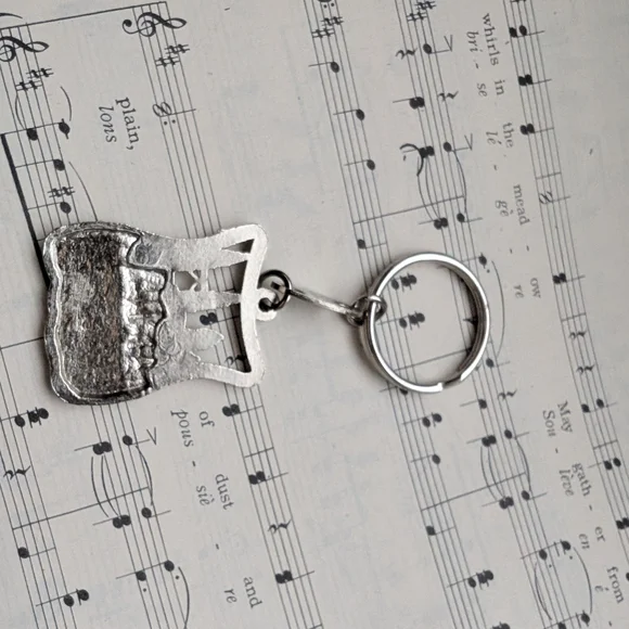 Silver Keychain with Cityscape Design - Picture 7 of 7